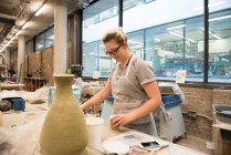 Femme en atelier d'artiste faisant de la poterie — Photo de stock