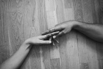 Paar, Hände berühren, auf Zeigefinger schreiben, Nahaufnahme — Stockfoto