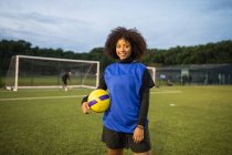 Jugadora de fútbol femenino, Hackney, East London, Reino Unido - foto de stock