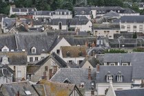 Vue surélevée des maisons de ville et toits traditionnels, Amboise, Val de Loire, France — Photo de stock