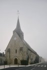 Igreja em Meigne-le-Vicomte aldeia na manhã enevoada, Loire Valley, França — Fotografia de Stock
