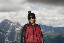 Ritratto di maglione basico in tuta alare con action camera sul casco, Dolomiti, Canazei, Trentino Alto Adige, Italia, Europa — Foto stock