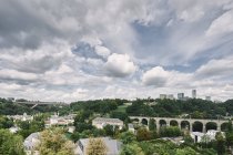 Vista elevada del puente en la ciudad de Luxemburgo, Europa - foto de stock