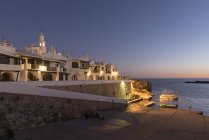 Edifici imbiancati sopra il porto al tramonto, Mahon, Minorca, Spagna — Foto stock
