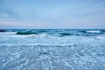 Bellissimo paesaggio marino con cielo blu e onde con schiuma — Foto stock