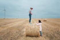 Две женщины на пшеничном поле, Одесса, Украина — стоковое фото