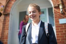 Adolescente menina da escola deixando porta da frente — Fotografia de Stock