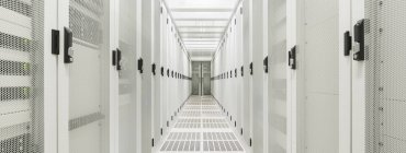 Вид на білий коридор центру обробки даних — стокове фото