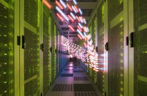 Interno del data center con tracce di luci che mostrano la via dei dati — Foto stock