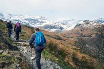 Excursionistas en montaña, Coniston, Cumbria, Reino Unido - foto de stock