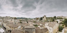 Paysage urbain panoramique surélevé avec toits et bâtiments médiévaux, Saint-Emilion, Aquitaine, France — Photo de stock