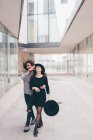 Junges Paar spaziert durch städtische Umgebung, albert herum, lacht — Stockfoto