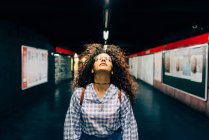 Giovane donna in stazione della metropolitana, Milano, Italia — Foto stock