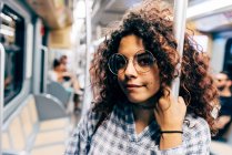Молодая женщина в общественном транспорте, Милан, Италия — стоковое фото