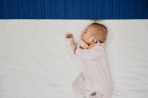 Menina bebê dormindo na cama, vista aérea — Fotografia de Stock