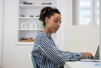 Geschäftsfrau tippt am Schreibtisch auf Laptop — Stockfoto