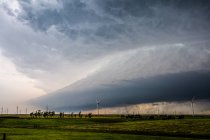 Supercell storm with shelf cloud over wind turbines, Oklahoma, USA — Stock Photo