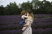 Porträt von Mutter und Tochter im Lavendelfeld — Stockfoto