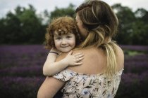 Mutter und Tochter im Lavendelfeld — Stockfoto