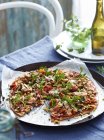 Thunfisch und grüne Olivenpizza in Pizzaform, Nahaufnahme — Stockfoto