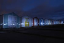 Lumières près des cabanes de plage la nuit, Bude, Cornouailles, Royaume-Uni, Europe — Photo de stock