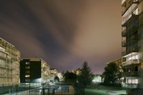 Immeubles d'appartements la nuit, Chambéry, Rhône-Alpes, France — Photo de stock
