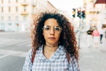 Retrato de una joven en la calle, Milán, Italia - foto de stock