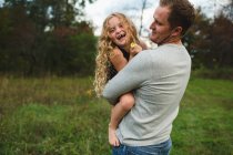 Vater und Tochter genießen die Natur auf der grünen Wiese — Stockfoto