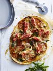Feigen-, Gorgonzola- und Pancetta-Pizza, Blick über den Kopf — Stockfoto