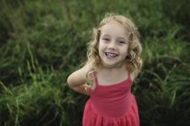 Retrato de menina de cabelos loiros na grama — Fotografia de Stock