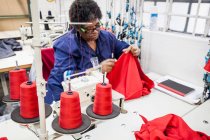 Seamstress travaille sur overlocker dans l'usine, Cape Town, Afrique du Sud — Photo de stock