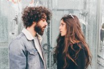 Jovem homem e mulher, de pé cara a cara, expressões pensativas — Fotografia de Stock