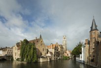 Edificios en el canal, Brujas, Flandes Occidental, Bélgica, Europa - foto de stock