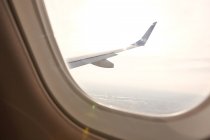 Blick aus dem Flugzeugfenster auf ein anderes Flugzeug — Stockfoto