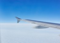 Asa de avião em voo acima das nuvens, Odessa, Oblast de Odessa, Ucrânia, Europa — Fotografia de Stock