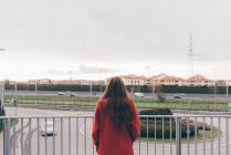 Junge Frau, auf Fußgängerbrücke stehend, Blick auf Aussicht, Rückansicht — Stockfoto