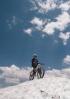Homem com bicicleta no topo da colina coberta de neve, Mammoth Lakes, Califórnia, EUA, América do Norte — Fotografia de Stock