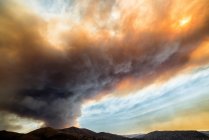 Piume di fumo ondeggianti dal fuoco di sabbia, Santa Clarita, California, USA — Foto stock