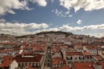 Vista hacia el Castillo de Sao Jorge, Lisboa, Portugal - foto de stock