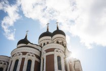 Vue en angle bas de la cathédrale Alexander Nevsky, Tallinn, Estonie — Photo de stock