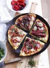 Нарізана м'ясна піца в піцерії, вид зверху — стокове фото