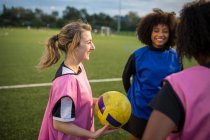 Тренування жіночої футбольної команди, Хакні, Східний Лондон, Велика Британія — стокове фото