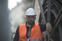 Portrait eines Ingenieurs mit weißem Helm vor der Kamera, Hannover, Deutschland — Stockfoto
