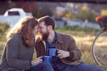 Couple profitant d'une pause café sur les marais — Photo de stock