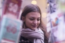 Молода жінка, загорнута в шарф на покупках — стокове фото