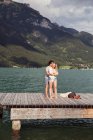 Pareja abrazándose en el muelle, Innsbruck, Tirol, Austria, Europa - foto de stock