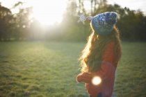 Молода жінка тримає зірку до сонячного світла — стокове фото