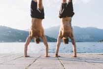 Due giovani che fanno stand sul lungomare, Lago di Como, Lombardia, Italia — Foto stock