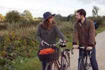 Пара насолоджується їздою на велосипеді на болотах — стокове фото