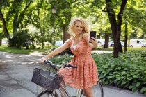 Жінка на велосипеді бере селфі — стокове фото
